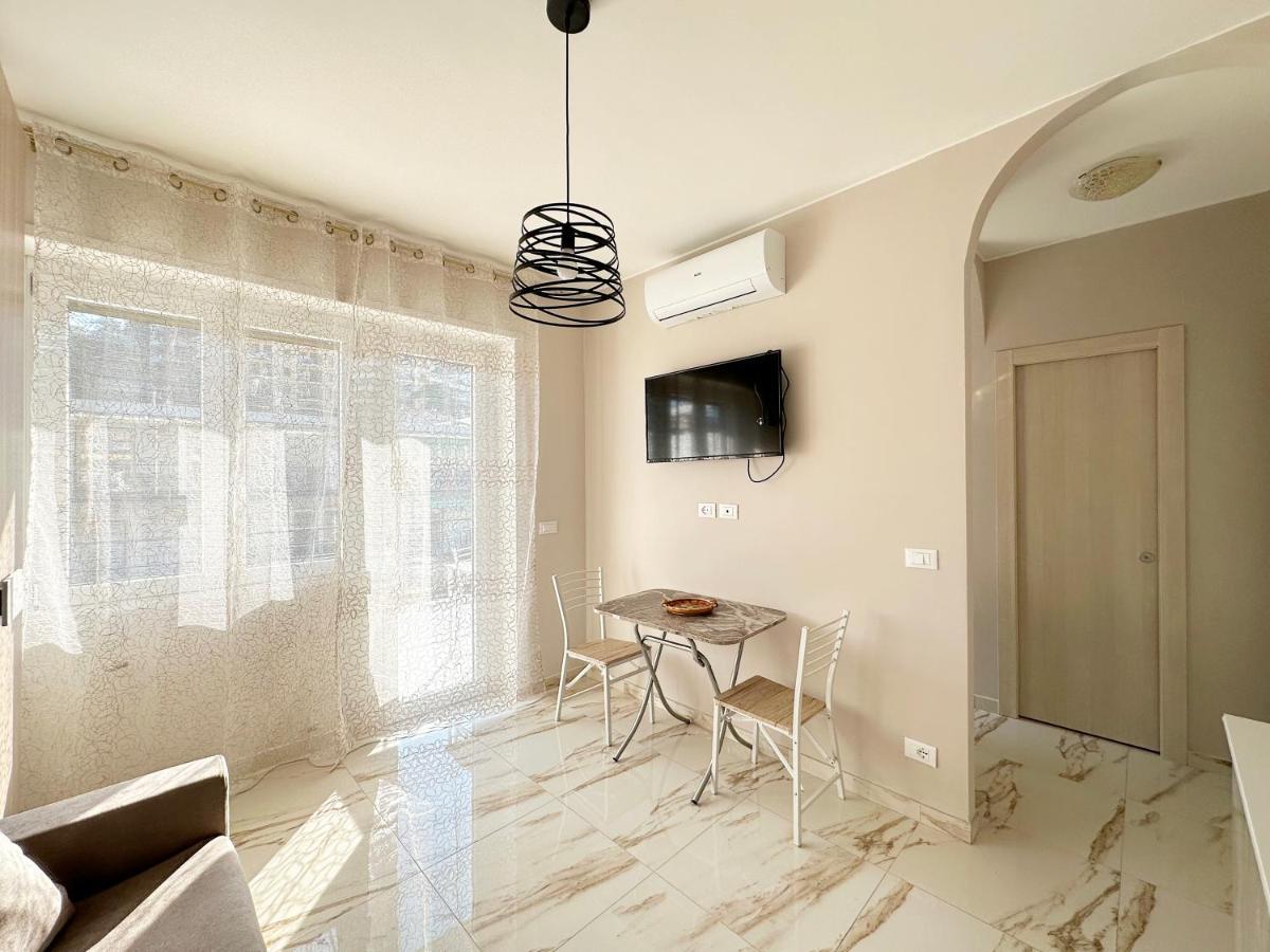 Appartement Wh - Un Posto Al Sole - Attico Monolocale Con Parcheggio Gratuito - 5 Minuti Dal Centro - Wifi à San Remo Extérieur photo