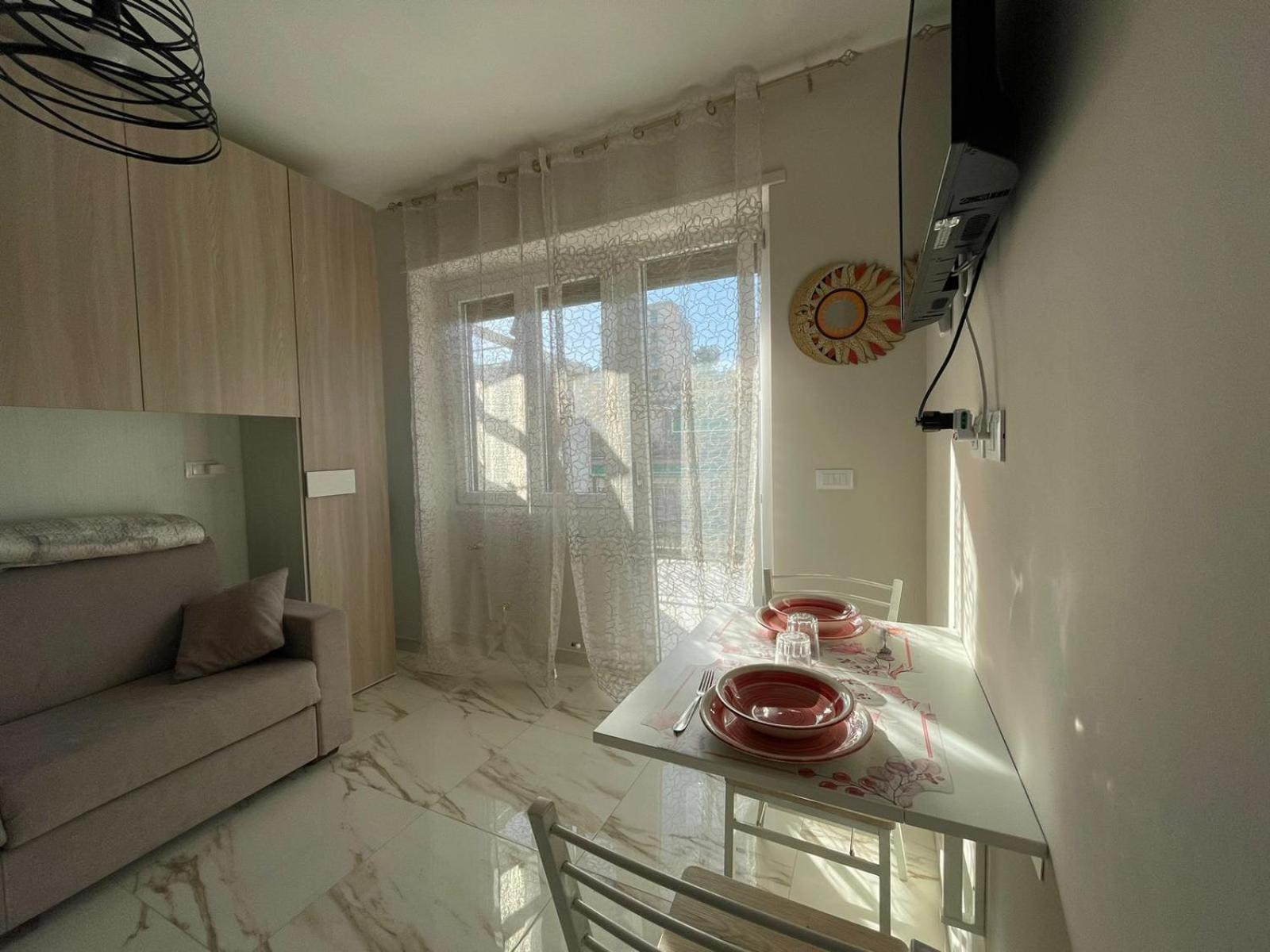 Appartement Wh - Un Posto Al Sole - Attico Monolocale Con Parcheggio Gratuito - 5 Minuti Dal Centro - Wifi à San Remo Extérieur photo